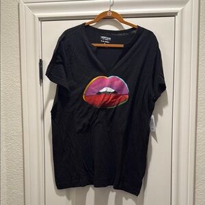 Heritage Black T-Shirt with Colorful Lips Design slub tee